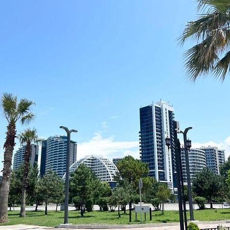Bat Towers Studia Apartment Batumi Bagian luar foto