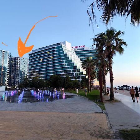 Bat Towers Studia Apartment Batumi Bagian luar foto