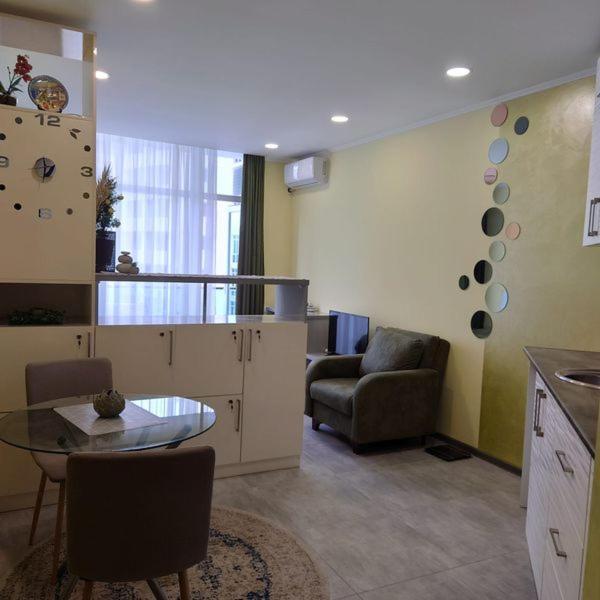 Bat Towers Studia Apartment Batumi Bagian luar foto