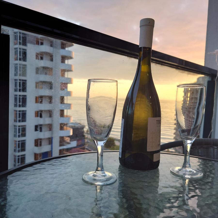 Bat Towers Studia Apartment Batumi Bagian luar foto