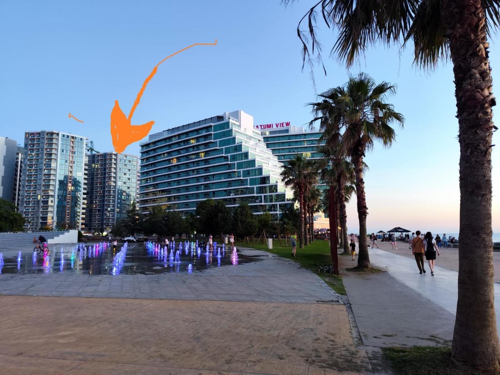 Bat Towers Studia Apartment Batumi Bagian luar foto