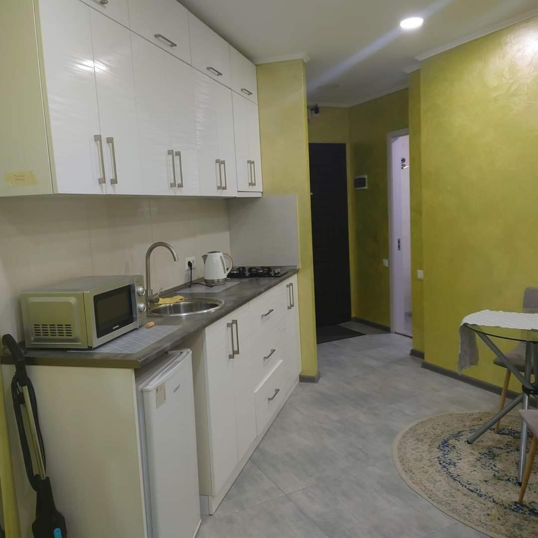 Bat Towers Studia Apartment Batumi Bagian luar foto