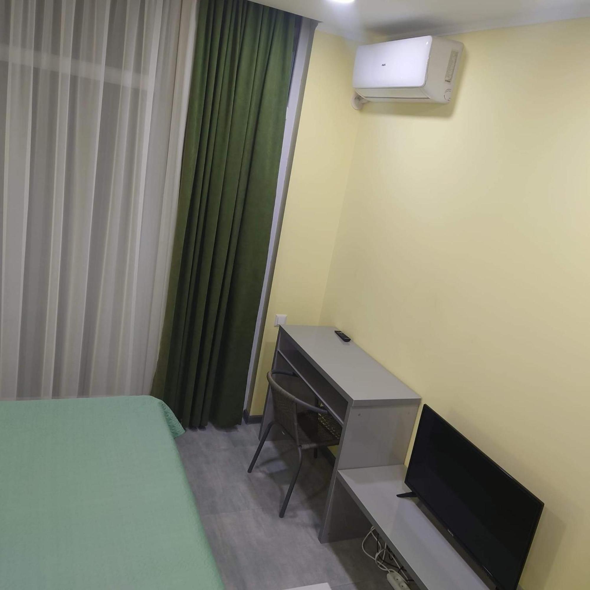 Bat Towers Studia Apartment Batumi Bagian luar foto